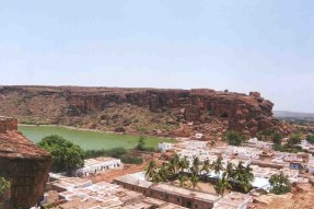 Felswand mit den H&ouml;hlentempeln