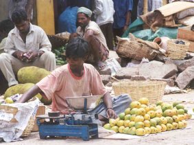 Mango-Stra&szlig;enverk&auml;ufer auf dem City Market