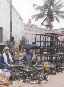 Schrotth&auml;ndler auf dem Sunday Bazar