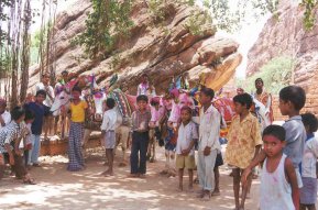 Geschm&uuml;ckte Ochsen mit Kinder