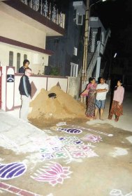 Stra&szlig;enbemalung f&uuml;r das Pongal-Fest