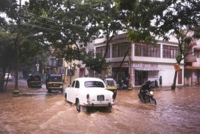 Bangalore in der N&auml;he unserer Wohnung bei Regen