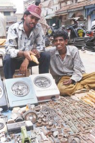 Alte T&uuml;rschl&ouml;sser und Kochplatten auf dem Sunday Bazar