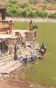 W&auml;schewaschen im Tank von Badami